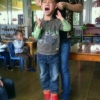 thumbs yan weibo1 Teacher Yan Yanhong lifted a boy off the ground by his ears (photos and interview)