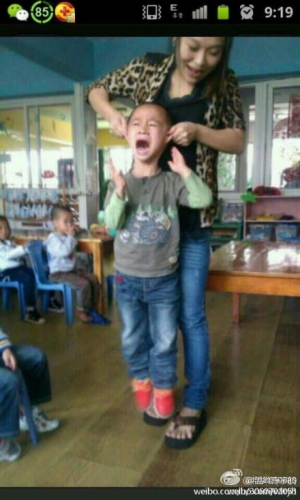yan weibo1 0 Teacher Yan Yanhong lifted a boy off the ground by his ears (photos and interview)