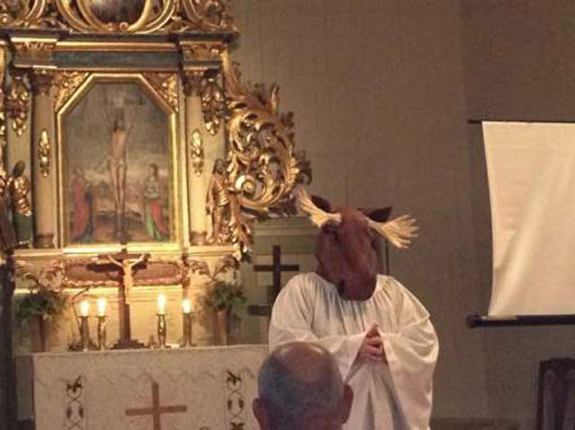 elk church 1 Christian Pastor Wears Elk Head And Antlers For Annual Elk Hunting Sermon