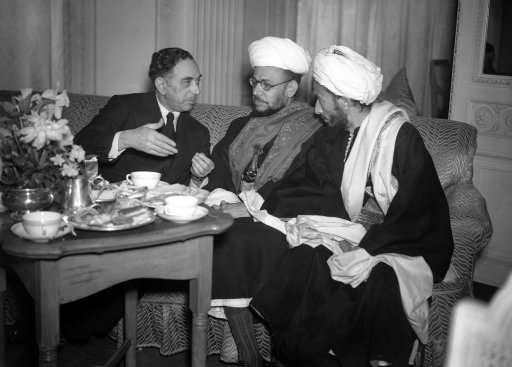 The Arab centre party who are now in London, to attend the deliberations of the conference on Palestine now meeting daily at St. James’s Palace, gave a reception and tea party at the Hyde Park hotel on Feb. 8, 1939, to the other Arab delegations to the conference, including the delegations from the Yemen, from Egypt, Iraq, and Palestine. Mr. Malcolm Macdonald, the British minister for the colonies, was among the number of distinguished guests. Nuri el said Pasha, the Iraqi minister, left, with the Yemen delegates, Al Qadhi IBN Hussain Amri (with glasses), and Al Qadhi Muhammed Abdullah at the Hyde Park hotel. 