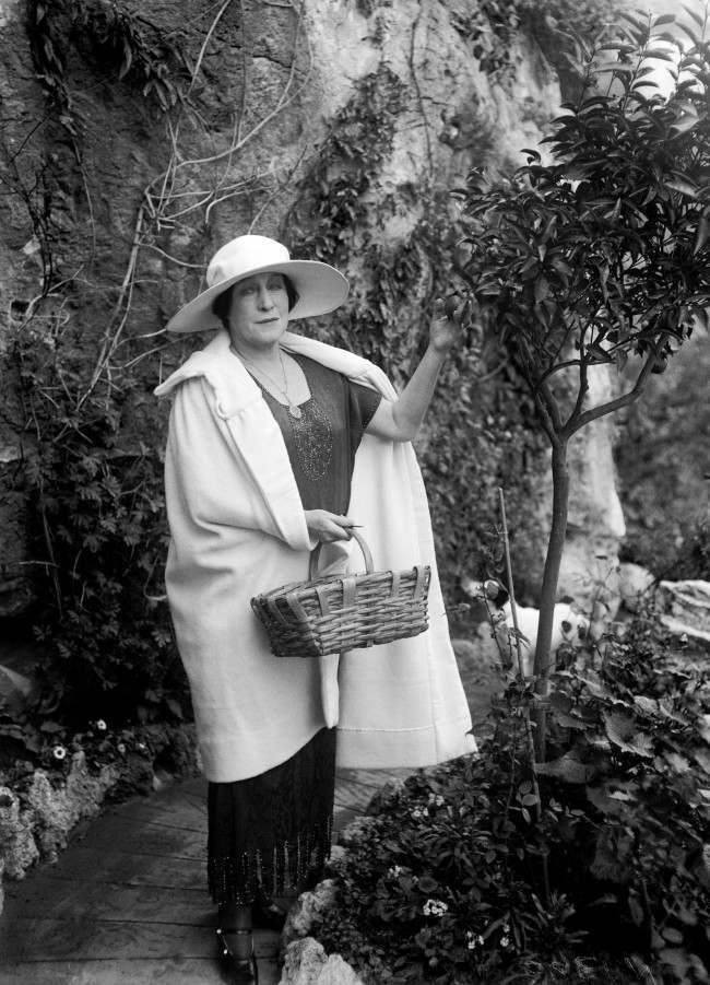 Former actress Lillie Langtry picking fruit from a tree in the garden of her home in Monaco in 1922. She achieved notoriety by being the mistress of King Edward VII. She died in Monaco in 1929. PA/PA Images/Press Association