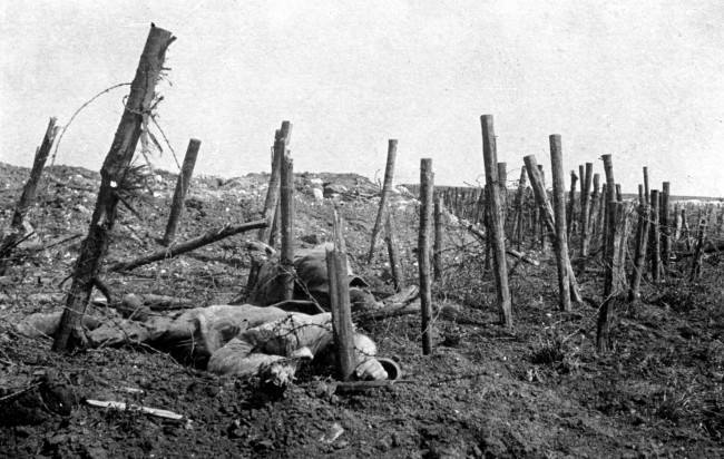 1915 : GERMAN SOLDIERS LIE DEAD IN A BELT OF BARBED WIRE DURING THE FIRST WORLD WAR. 