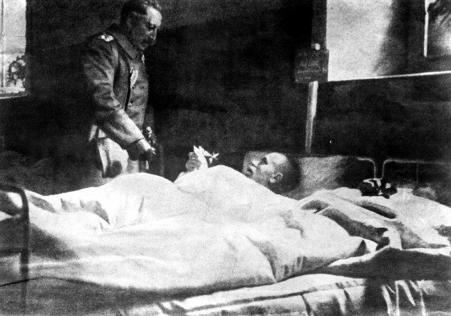 Kaiser Wilhelm II awards an Iron Cross to a wounded soldier