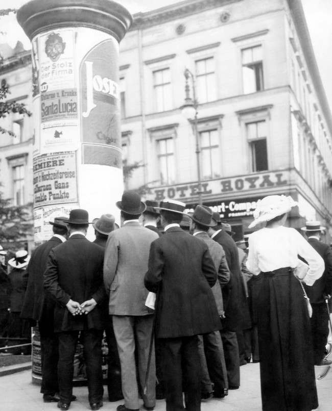 Pedestrians read war news on the Unter Den Linden in Berlin.