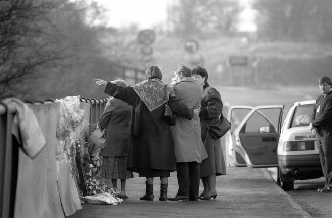 Relatives of people who died in the British Midland aircrash in the MI near Kegworth, leave flowers at a memorial on a bridge overlooking the crash site. Date: 08/01/1990 