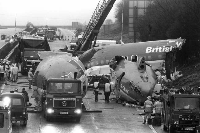 The scene on the M1 motorway near Kegworth, Leicestershire, as preparations are made to remove wreckage of the crashed British Midland Boeing 737. Date: 12/01/1989