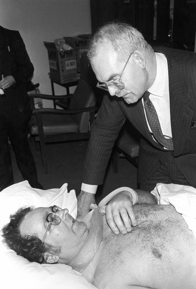 M1 air crash survivor Mr Alistair McCorry is visited by British Midland chairman Mr Michael Bishop at Laicester Royal Infirmary. Date: 11/01/1989 
