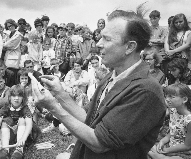  In this July 20, 1966, file photo, Pete Seeger conducts an instrument making session on Children's Day at the Newport Folk Festival, in Newport, R.I. The American troubadour, folk singer and activist Seeger died Monday Jan. 27, 2014, at age 94. (AP Photo, File)