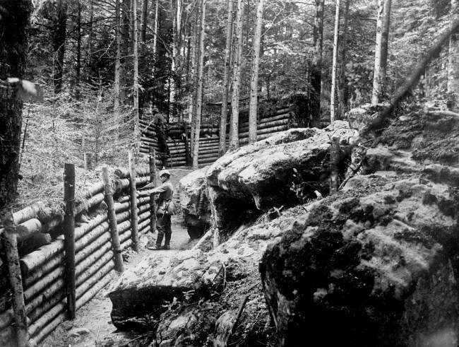 GERMAN SOLDIERS MANNING TRENCHES IN THE VOSGES REGION OF FRANCE. 1915.
