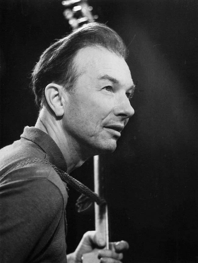 Pete Seeger sings in Berlin-Pete Seeger, American Folksaenger, author and artist internationally known folk songs, entered into a one-off guest appearance in the Berlin Volksbuehne on 01/04/1967 on. Born in 1919, Pete Seeger is closely linked to the revolutionary art since his youth. He joined in recent years passionately against war and racial discrimination and sat for social advancement of all earners in.