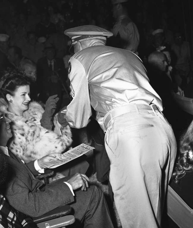 Jan Bennett, film star, proves herself something of a magician in conjuring up service men who want autographs at Orson Welles' Mercury Wonder Show' in Hollywood, Los Angeles, California on August 9, 1943. (AP Photo)