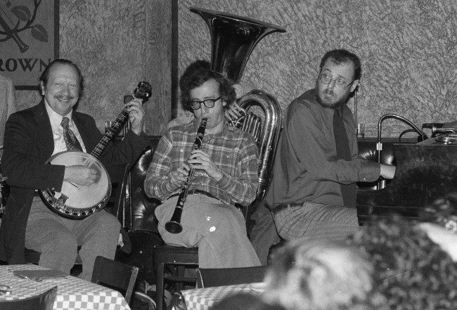 Up for several Oscars in connection with ÂAnnie Hall,Â Woody Allen plays clarinet with band at New YorkÂs MichaelÂs pub Monday, April 3, 1978, as the academy awards ceremonies were getting underway in Los Angeles. (AP Photo/Ray Stubblebine)