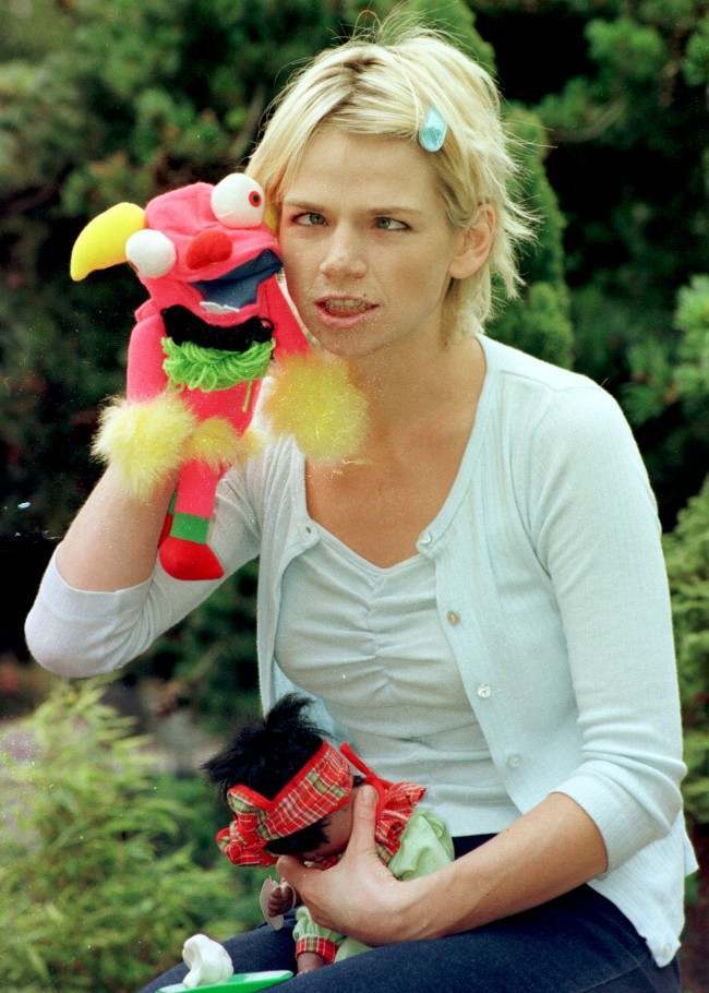 PA NEWS PHOTO 16/7/98 TV AND RADIO PRESENTER ZOE BALL ANNOUNCES THE WINNERS OF THE 1998 BBC TOYBOX GOOD TOY AWARDS AT LONDON ZOO. Date: 16/07/1998