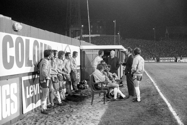 Soccer - League Cup - Semi Final - 1st Leg - Chelsea v Norwich City - Stamford Bridge Chelsea manager Dave Sexton gives his players a half-time pep talk on the pitch sidelines, with team captain Eddie McCreadie, extreme right, listening intently. Despite their endeavors, Chelsea lost 2-0 to Norwich City in the first leg of the League Cup semi-final. Date: 13/12/1972