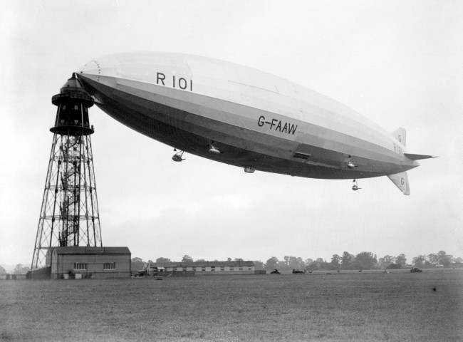 5TH OCTOBER: ON THIS DAY IN 1930 THE BRITISH AIRSHIP R.101 EXPLODES WHILST MOORING IN FRANCE PA NEWS PHOTO 1/10/30 THE R.101 ZEPPELIN AIRSHIP AT THE MOORING MAST AT CARDINGTON