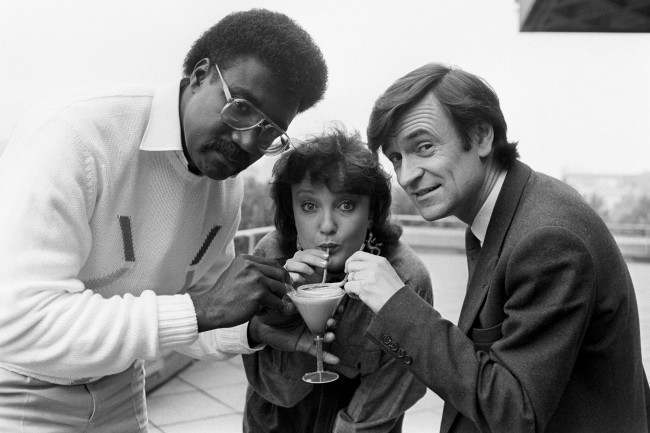 Lancashire cricketer Clive Lloyd and Radio One disc jockey, Janice Long help Professor Anthony Clare (right) to launch Drinkwise London, with the aid of an alcohol-free cocktail, at The National Theatre, London. Date: 29/09/1986 