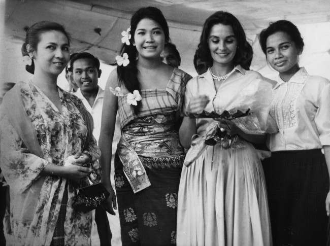 British-born actress Jean Simmons, second from right, is greeted by the wife of an Indonesian film official and two leading Indonesian actresses as she arrives at Jakarta's, Indonesia, airport March 28, 1962. From left to right: Mrs Usmar Ismail, wife of director general of Perfini, actress Rima Melati, Mrs. Simmons and actress Wati Wahab. Jean Simmons arrived with a team in Indonesia looking for locations for Joseph Conrad's film"Lord Jim". 