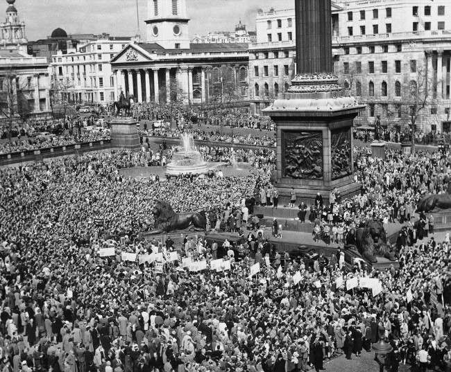 Nearly 70,000 persons pack in Trafalgar Square, London on April 18, 1960, in demonstration that climaxed four-day ÂBan the BombÂ march from Aldermaston to the British capital. Aldermaston is British atomic research center. (AP Photo) Ref #: PA.10742804  Date: 18/04/1960 
