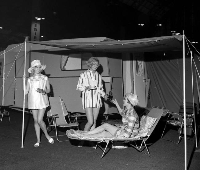 A SPECIALLY DESIGNED TENT WHICH CAN BE ERECTED AT THE REAR TO GIVE AN ADDITIONAL ROOM MEASURING ABOUT 7ft.3in.BY 10ft. IS A FEATURE OF THE SPRITE COUNTRYMAN CARAVAN AND IS SEEN BEING DEMONSTRATED DURING A PREVIEW OF THE INTERNATIONAL CARAVAN EXHIBITION, OPENING AT THE OLYMPIA IN LONDON. Picture date: 29th Nov 1960. PA NEWS PHOTO 29/11/60 Ref #: PA.1166977  Date: 29/11/1960 