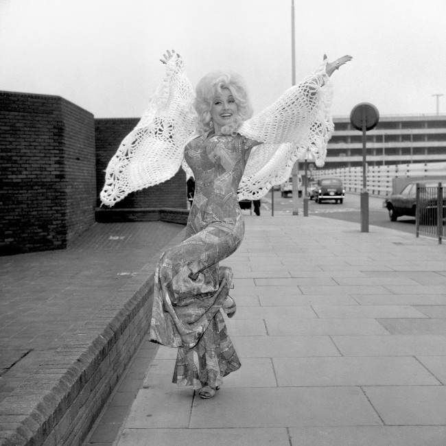 American singer Dolly Parton arrived at Heathrow airport to take part in the eighth International Festival of Country Music at Wembley. Date: 16/04/1976 