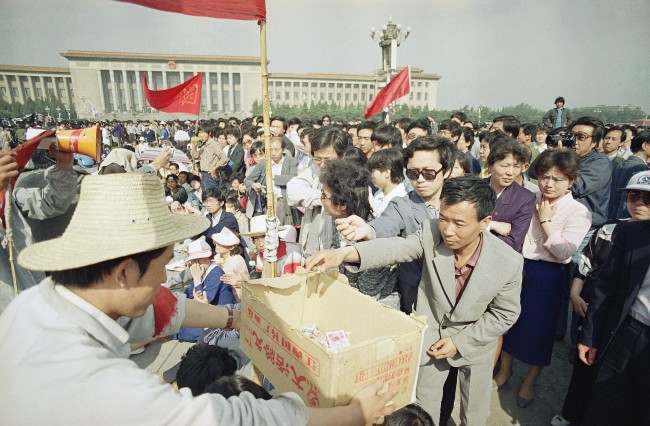 A Beijing University student collects contributions to support the hunger strike from passers by in Beijing's Tiananmen Square, Tuesday, May 16, 1989. The strike is now is its fourth day. (AP Photo/Sadayuki Mikami)