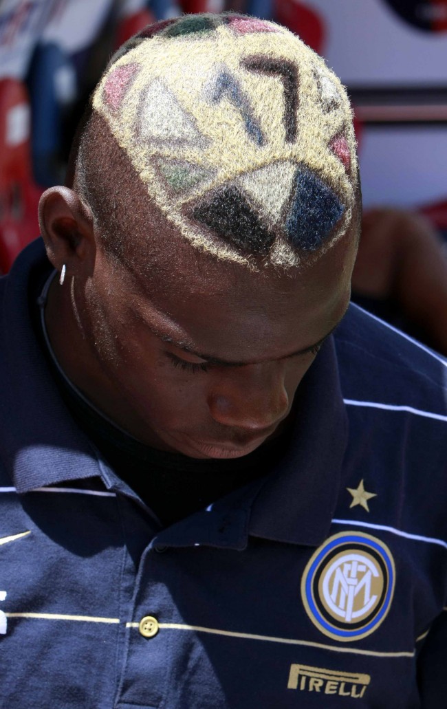 Inter of Milan Mario Balotelli, sporting a haircut with the number 17 which refers to the numbers of title won by his team, sits on the bench prior to the start of the Italian Serie A soccer match between Cagliari and Inter of Milan, in Cagliari, Italy, Sunday, May 24, 2009. (AP Photo/Enrico Locci) 