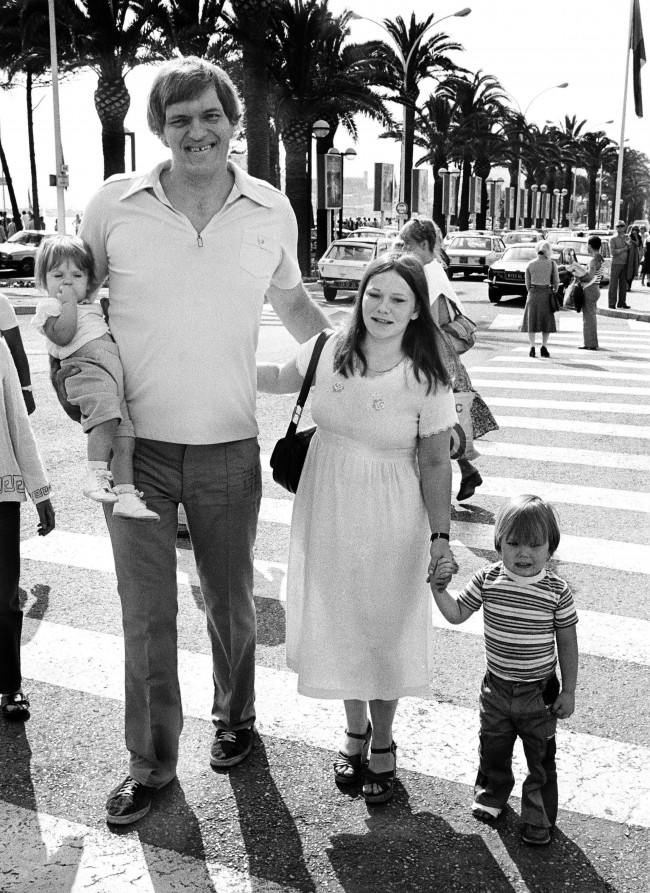 In this 1978 file photo, American actor Richard Kiel, 7' 2" weighing 327 pounds, strolls along the "Croisette" with 17 month Jennifer, his wife Dianne and their 3 year old son, Richard G., during the 31st International Film Festival in Cannes. Kiel, the towering actor best known for portraying steel-toothed villain Jaws in a pair of James Bond films, has died. He was 74. (AP Photo/Jean Jacques Levy, file) Ref #: PA.20883410  Date: 28/04/1978 