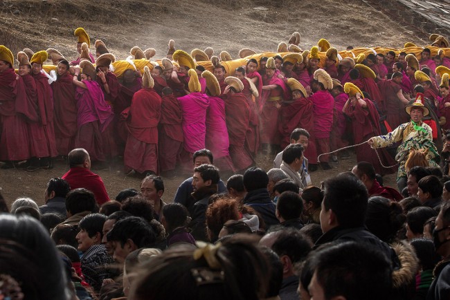 Buddhists and tourists from around the world gathered at the Labrang Monastery in Xiahe County, in northwest China's Gansu Province, to witness the unveiling of a giant painting of Buddha. 