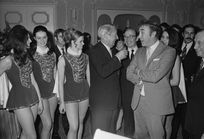 British Prime Minister Edward Heath (1916 - 2005, centre) meets English actor and comedian Frankie Howerd (1917 - 1992) at a Variety Club of Great Britain Christmas luncheon at the Dorchester Hotel, London, 7th December 1970.  (Photo by Keystone/Hulton Archive/Getty Images)