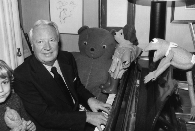 9th January 1979:  Edward Heath, British Conservative politician and prime minister (1970 - 1974) playing the piano to the amusement of Kermit the Frog and Paddington Bear.  (Photo by Evening Standard/Getty Images)