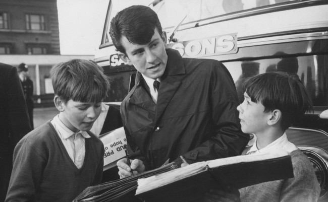1964: Preston North End's Howard Kendall signs autographs on his arrival in London prior to the FA Cup Final against West Ham. He became the youngest ever footballer to play in a Cup Final at the age of seventeen. Mandatory Credit: Allsport Hulton/Archive