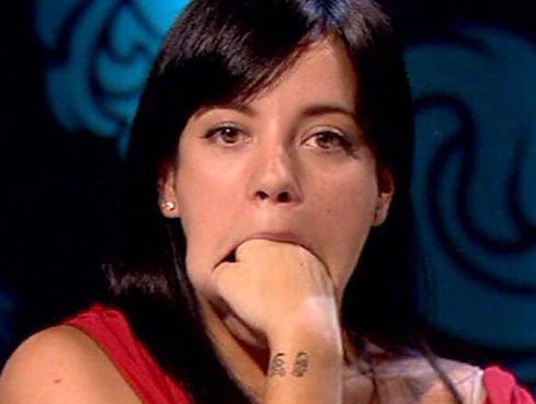 lily allen fist 300x226 Lily Allen slags off footballers wives