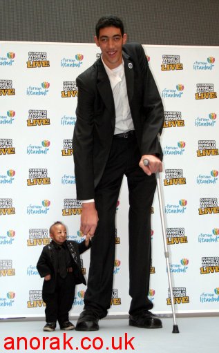 Anorak News Sultan Kosen World’s Tallest Man Meets He Pingping