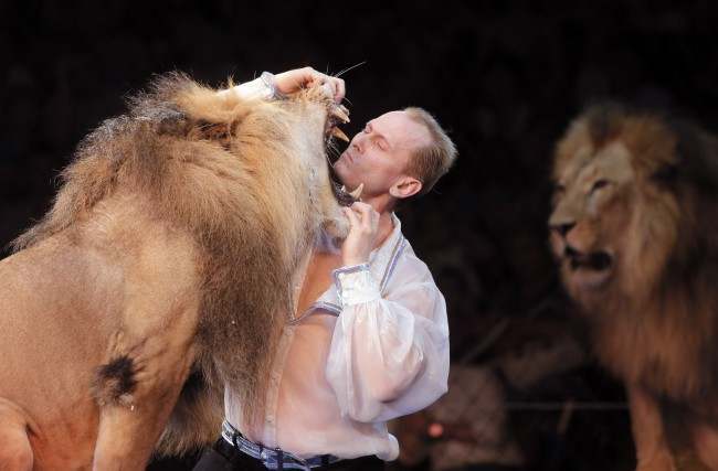 Anorak News | In pictures: Oleksiy Pinko sticks his head in a lion’s mouth