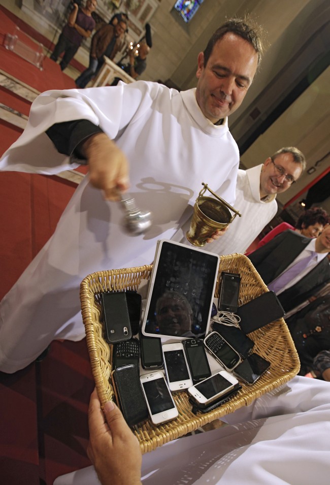 Anorak News | Computer blessing: priest dispenses God’s grace on iPads